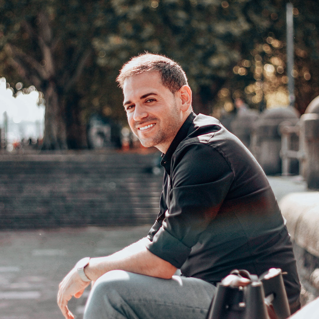 Antonio, Gründer von SAN LEVEN, mit einer SPARK Solaruhr