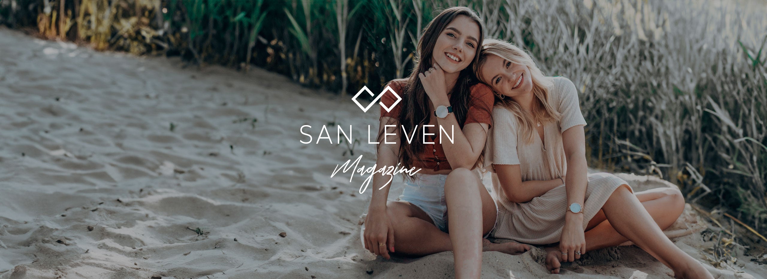 Zwei Frauen sitzen am Strand und tragen SPARK Solaruhren von SAN LEVEN