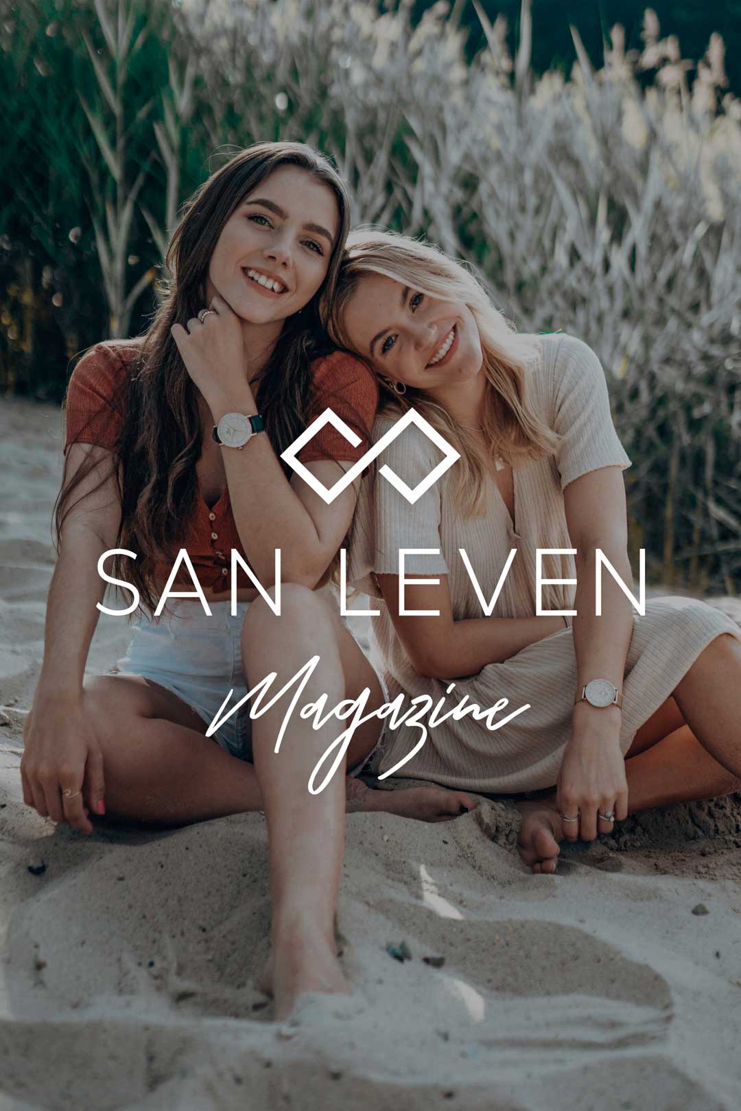 Zwei Frauen sitzen am Strand und tragen SPARK Solaruhren von SAN LEVEN